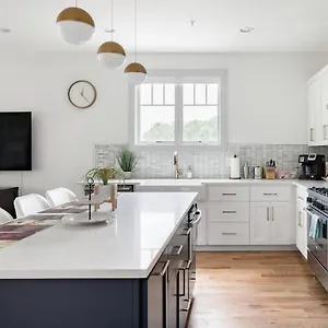 https://brand-new-luxury-home-near-downtown.nashville-hotels.org